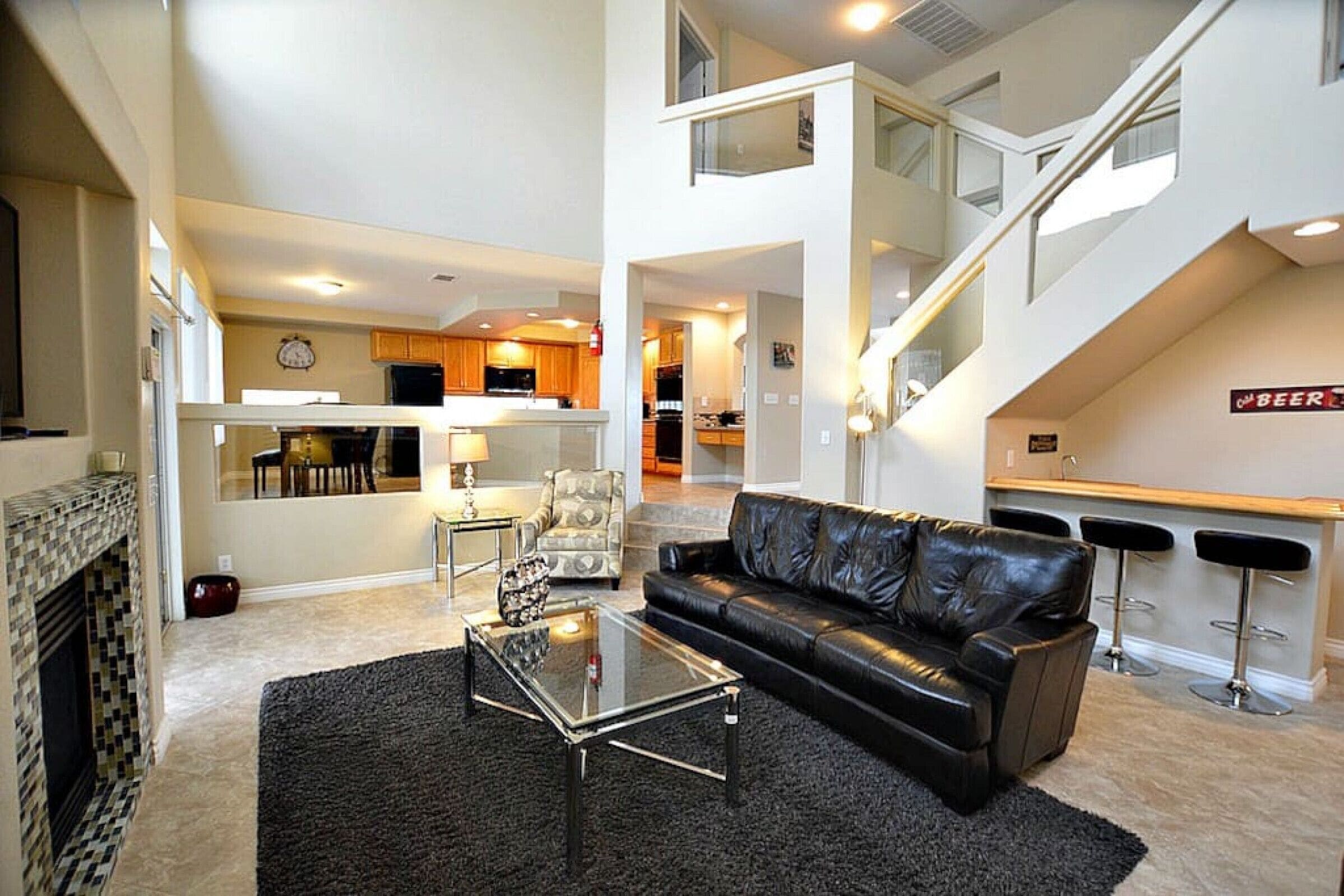 Flatskjerm-TV og peis