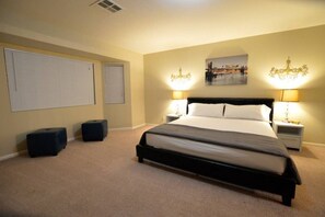 Schreibtisch, Bügeleisen/Bügelbrett, Reisekinderbett, WLAN