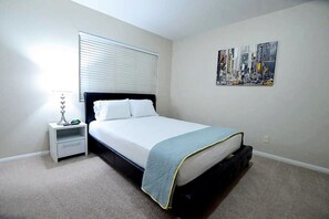 5 makuuhuonetta, työpöytä, silitysrauta/-lauta, vauvan matkasänky