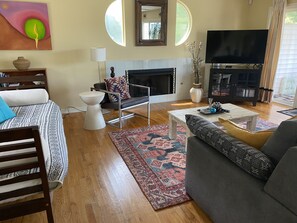 Smart-TV, peis, DVD-spiller og bøker