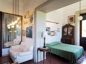 5 bedrooms, WiFi, bed sheets