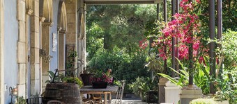 Chateau près de la mer avec piscine, parc et vue