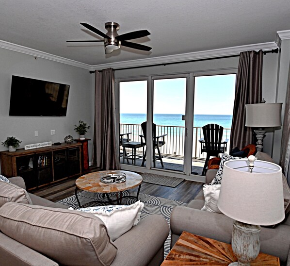 TV connectée, livres, chaîne hi-fi