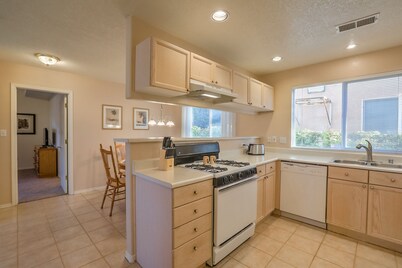 "The Fontana" 4bedrooms,  Hot Tub, Patio Mister, and Pets Welcome!