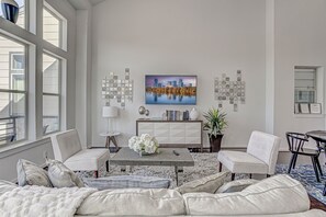 Smart TV - Stunning 4-Bedroom Home Nearby Pearl / Patio (San Antonio)