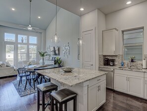 Interior - Stunning 4-Bedroom Home Nearby Pearl / Patio (San Antonio)