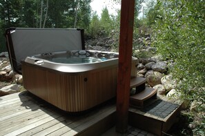 Outdoor spa tub - Spacious Family Home Close to 4 Ski Resorts, Summit County CO- Mountain Serenity (Silverthorne)