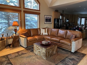 Smart TV, fireplace, DVD player, video library - Spacious Family Home Close to 4 Ski Resorts, Summit County CO- Mountain Serenity (Silverthorne)