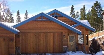 Spacious Family Home Close to 4 Ski Resorts, Summit County CO- Mountain Serenity