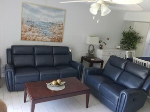 Een televisie, een dvd-speler en een stereo