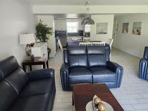 Een televisie, een dvd-speler en een stereo