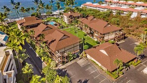 Ein Resort mit mehreren Gebäuden, einem Schwimmbad und Blick aufs Meer.