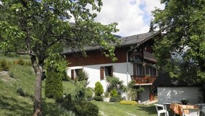 A two-story chalet with a balcony, surrounded by a well-maintained garden and a gravel path. - BEAUTIFUL CHARMING SAVOYARD CHALET ,, 3 * WIFI   (Villard-sur-Doron)