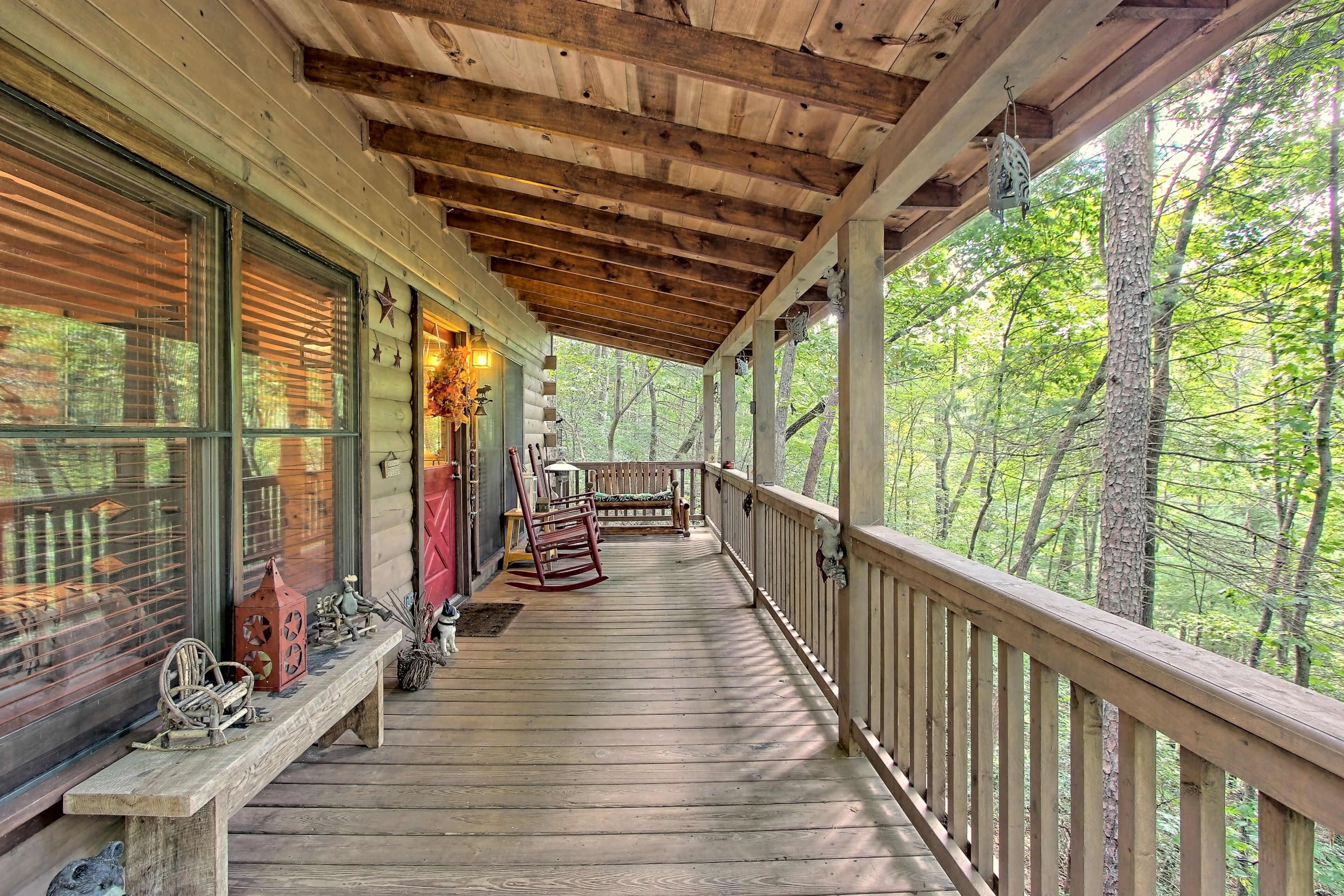Secluded cabin on stocked lake with hot tub, deck & outdoor kitchen