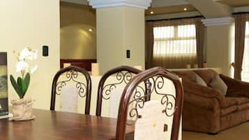 Presidential-sviitti, 1 suuri parisänky, tupakointi kielletty | Ruokailu omassa huoneessa