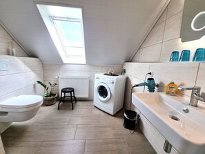 Een douche, een haardroger, handdoeken, zeep