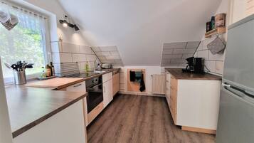 Réfrigérateur, micro-ondes, four, plaque de cuisson