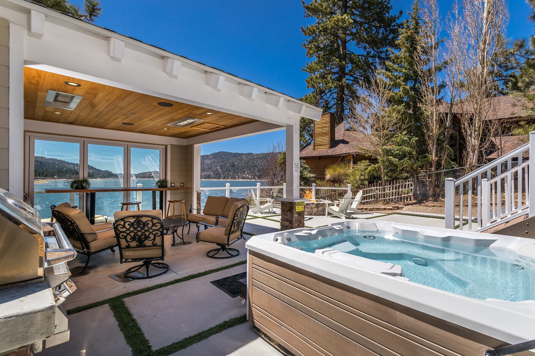 Lakefront Home on Metcalf Bay, Sunset Views, Private Beach and deep Water Dock