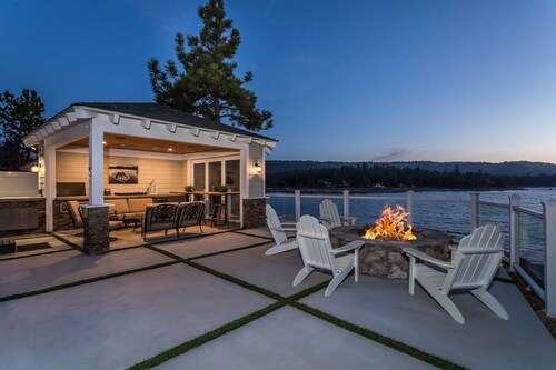 Lakefront Home on Metcalf Bay, Sunset Views, Private Beach and deep Water Dock