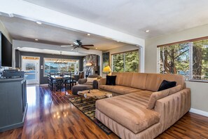 Smart TV, chimenea, libros y estéreo 