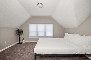 5 bedrooms, iron/ironing board, travel cot, WiFi - Comfy & Modern Home Near Downtown Spokane! (Spokane)