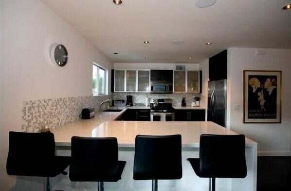 Réfrigérateur, four à micro-ondes, un four, surface de cuisson