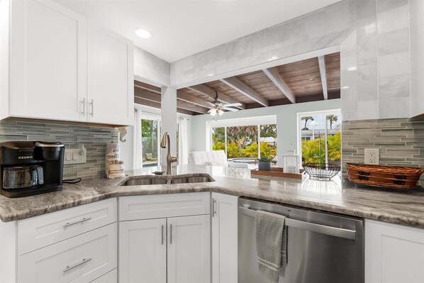 Fridge, microwave, oven, stovetop - Canal home short walk to Beach & Village, Heated Pool-Jacuzzi, Private courtyard (Siesta Key)