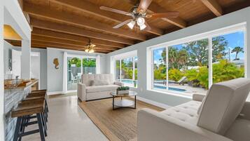 Smart-TV, DVD-spiller og stereoanlegg