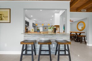 Dining - Canal home short walk to Beach & Village, Heated Pool-Jacuzzi, Private courtyard (Siesta Key)