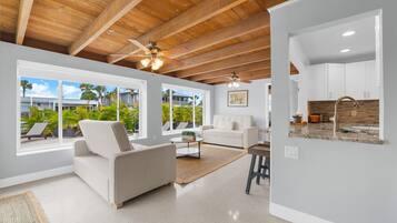 Smart-TV, DVD-spiller og stereoanlegg