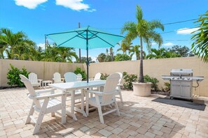 Outdoor dining - Canal home short walk to Beach & Village, Heated Pool-Jacuzzi, Private courtyard (Siesta Key)