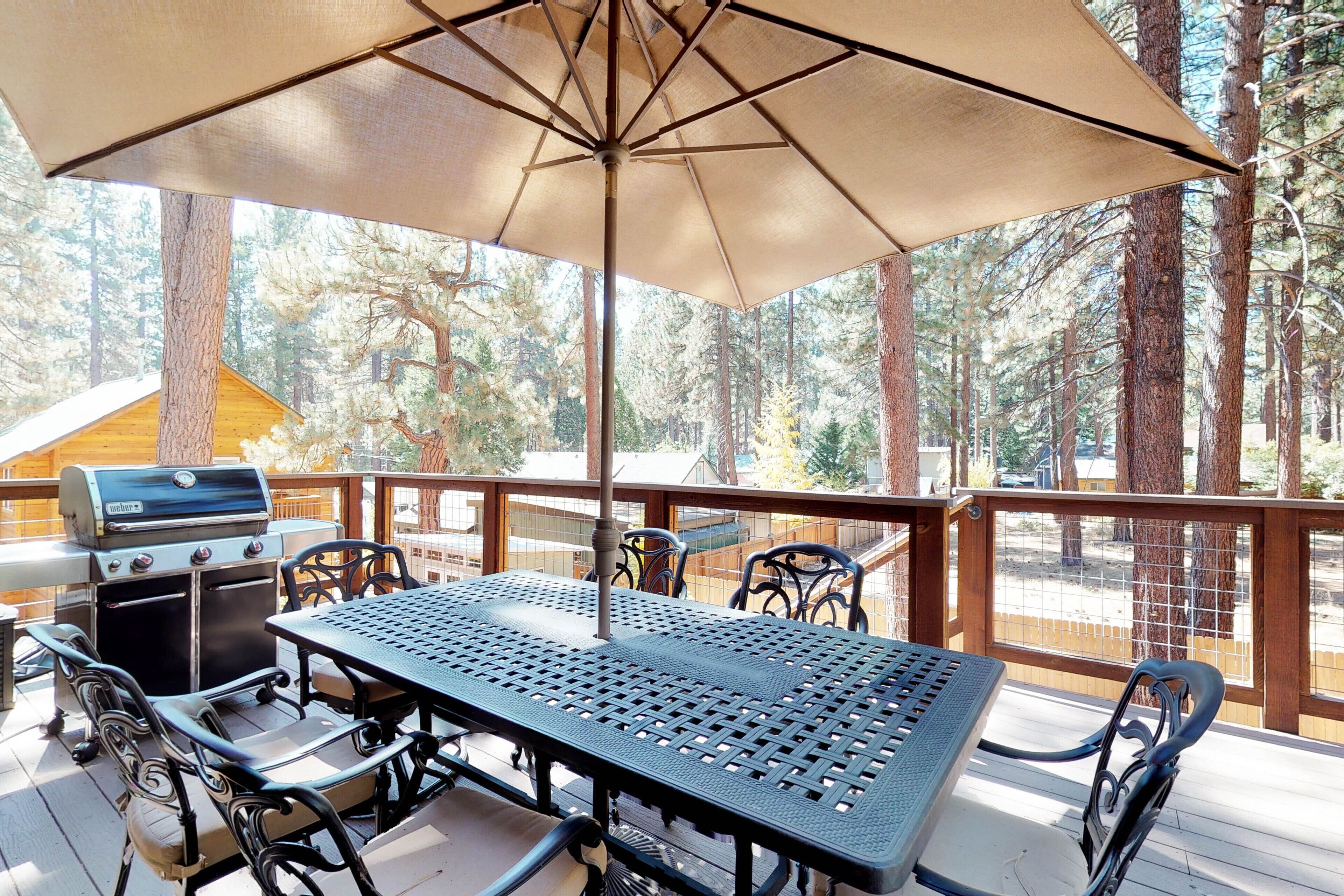 Spacious home with private hot tub, deck & grill - near lake & skiing