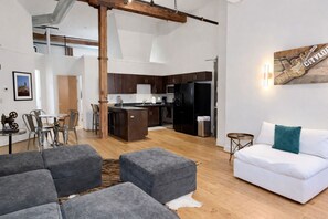 Unclassified image, 2 of 39, button