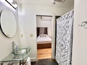 2 bedrooms, iron/ironing board, Internet, bed sheets