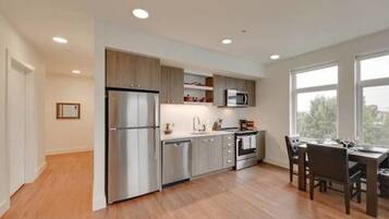 Full-size fridge, microwave, oven, stovetop