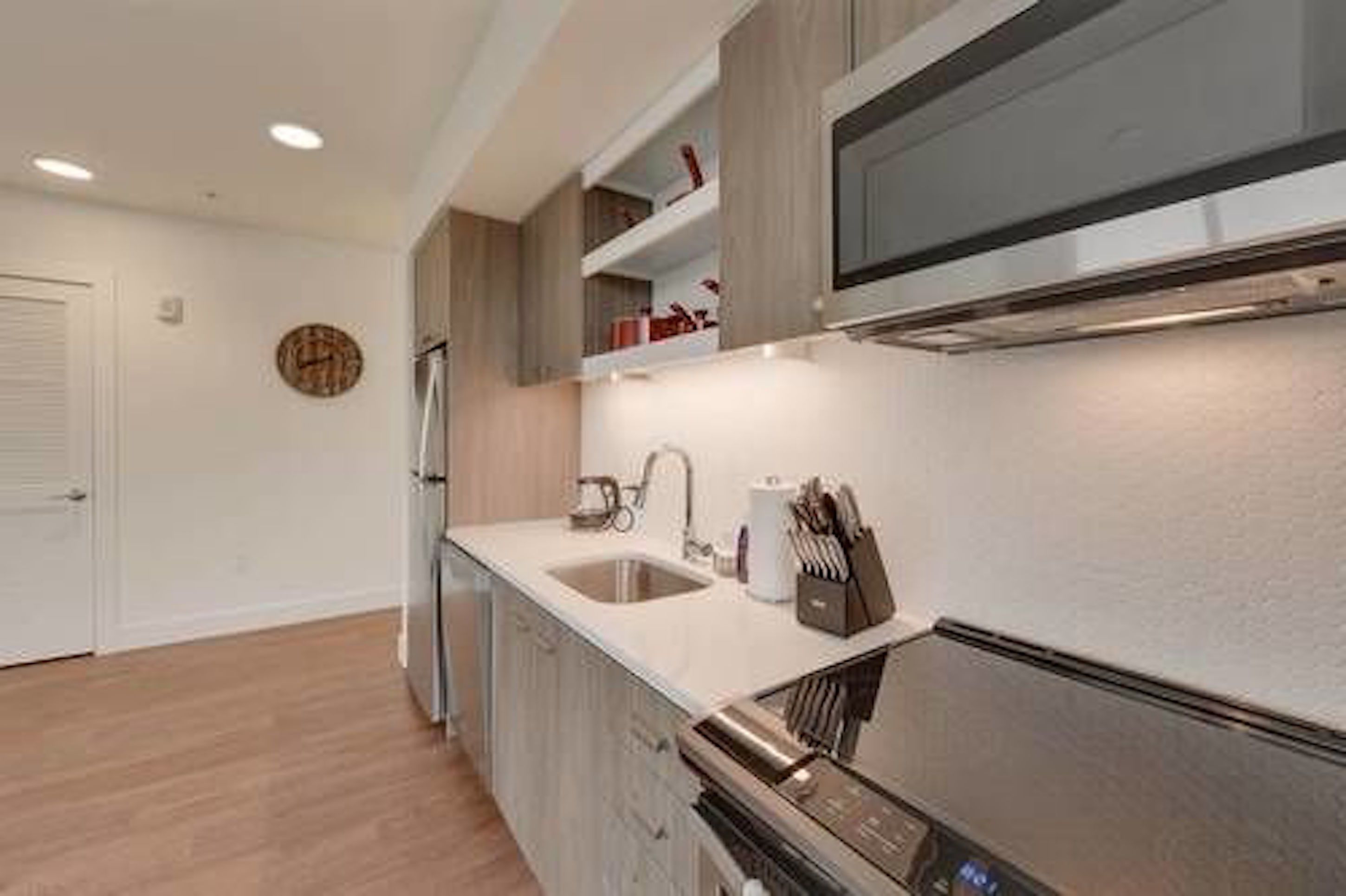 Full-size fridge, microwave, oven, stovetop