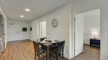 Signature Apartment, 2 Bedrooms, Non Smoking, Kitchen | In-room dining