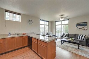 Classic Apartment, 2 Bedrooms, Kitchen | Private kitchen | Fridge, oven, stovetop, cookware/dishes/utensils - Portland Pettygrove 2BR Corp Rentals by NamaStay (Portland)