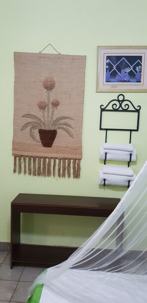 Standard trippelrum - flera sängar - icke-rökare | Minibar, värdeförvaringsskåp på rummet och strykjärn/strykbräda