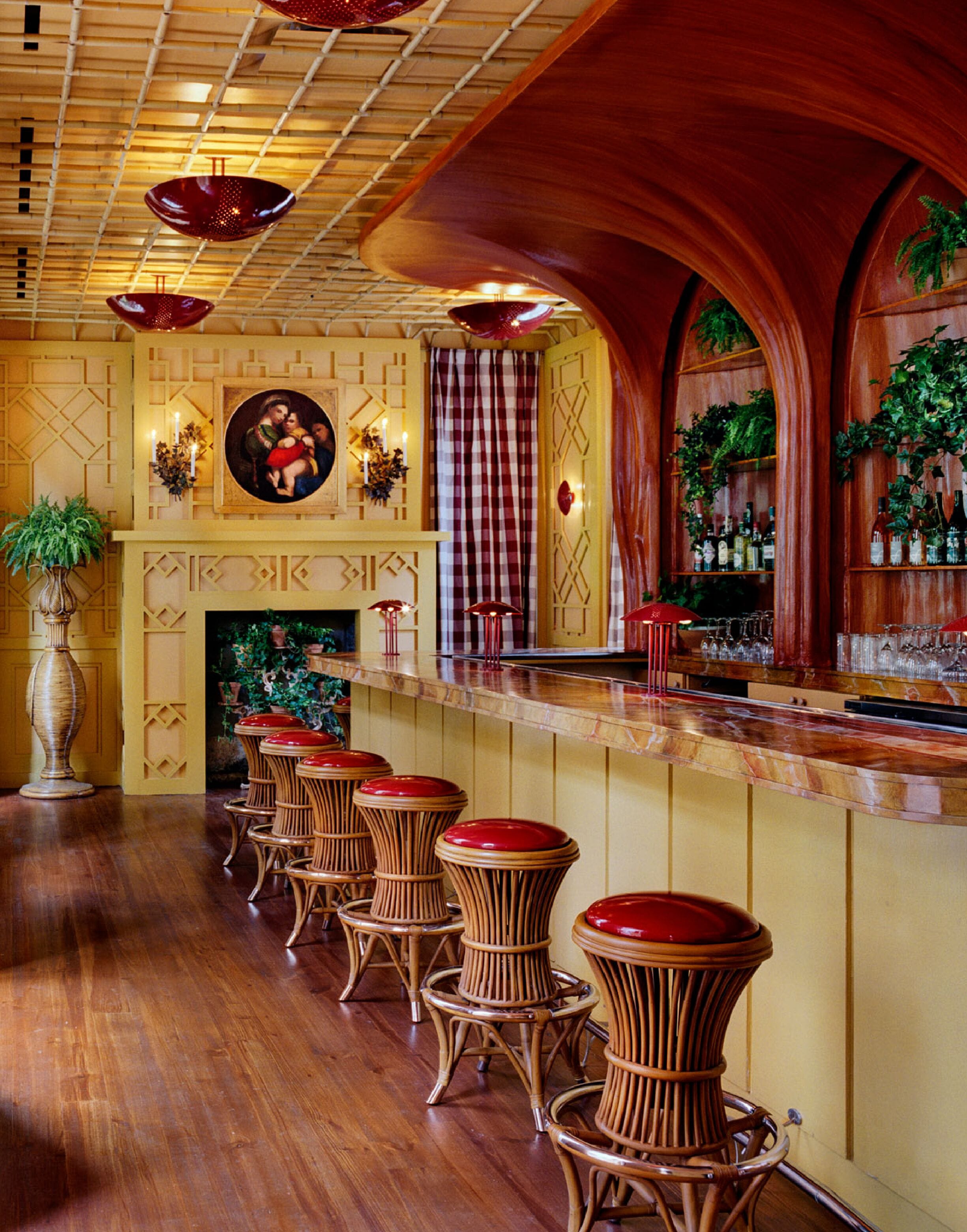 Bar (trong khuôn viên)