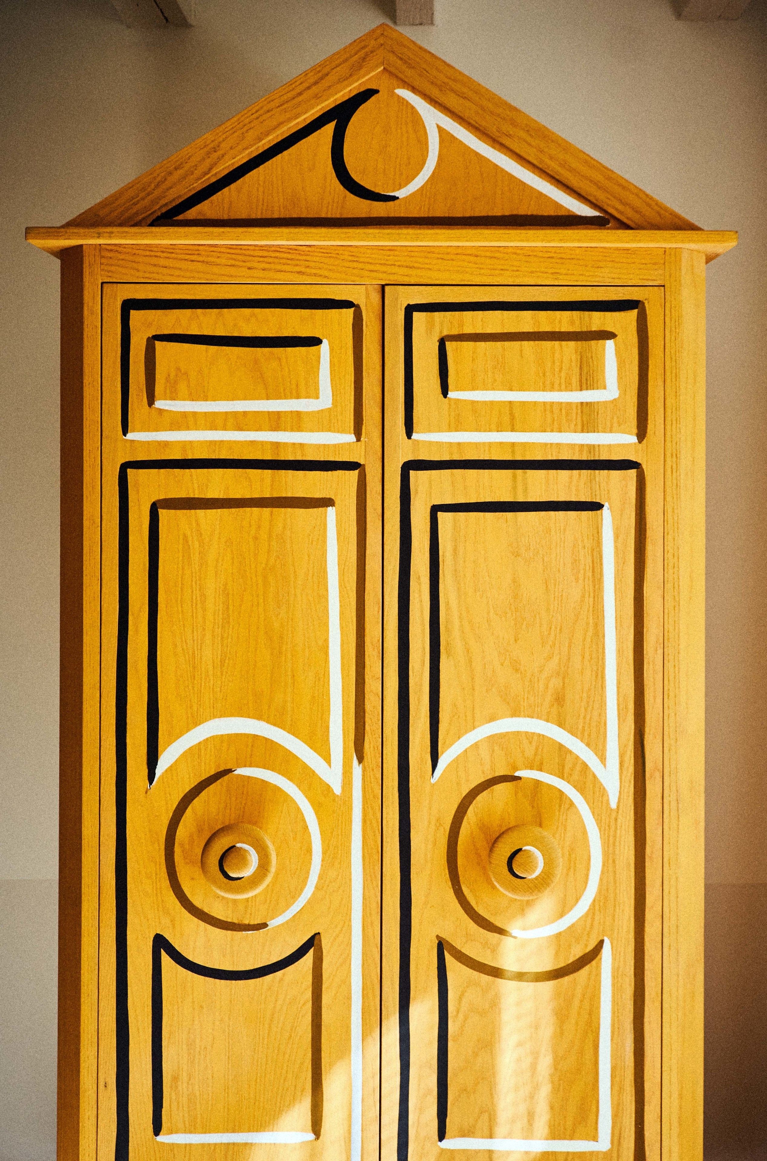 Een houten kast met geometrische uitsparingen.