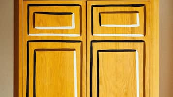 Een houten kast met geometrische uitsparingen.