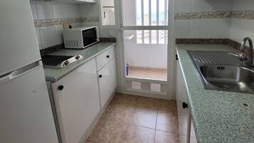 Caja fuerte y tabla de planchar con plancha