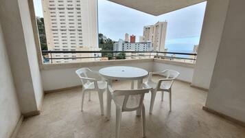 Caja de seguridad en la habitación y tabla de planchar con plancha