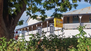 A hotel with a sign reading "Hotel Cunnamulla" and "Drinks on tap." - Hotel Cunnamulla (Cunnamulla)