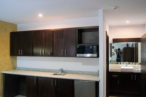 Fridge, microwave - Hotel Onix Suites (Delicias)