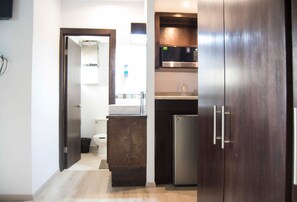 Down comforters, individually decorated, individually furnished, desk - Hotel Onix Suites (Delicias)