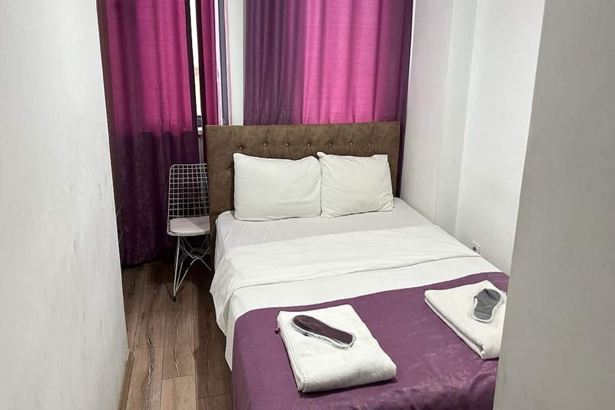 Ropa de cama hipoalergénica y caja de seguridad en la habitación
