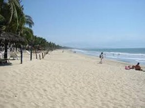 Chaises longues, serviettes de plage