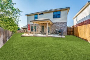 Outdoor dining - Beautiful and cozy home near Sea World 4 mi, Lackland 8 miles, Six Flags14 mi (San Antonio)